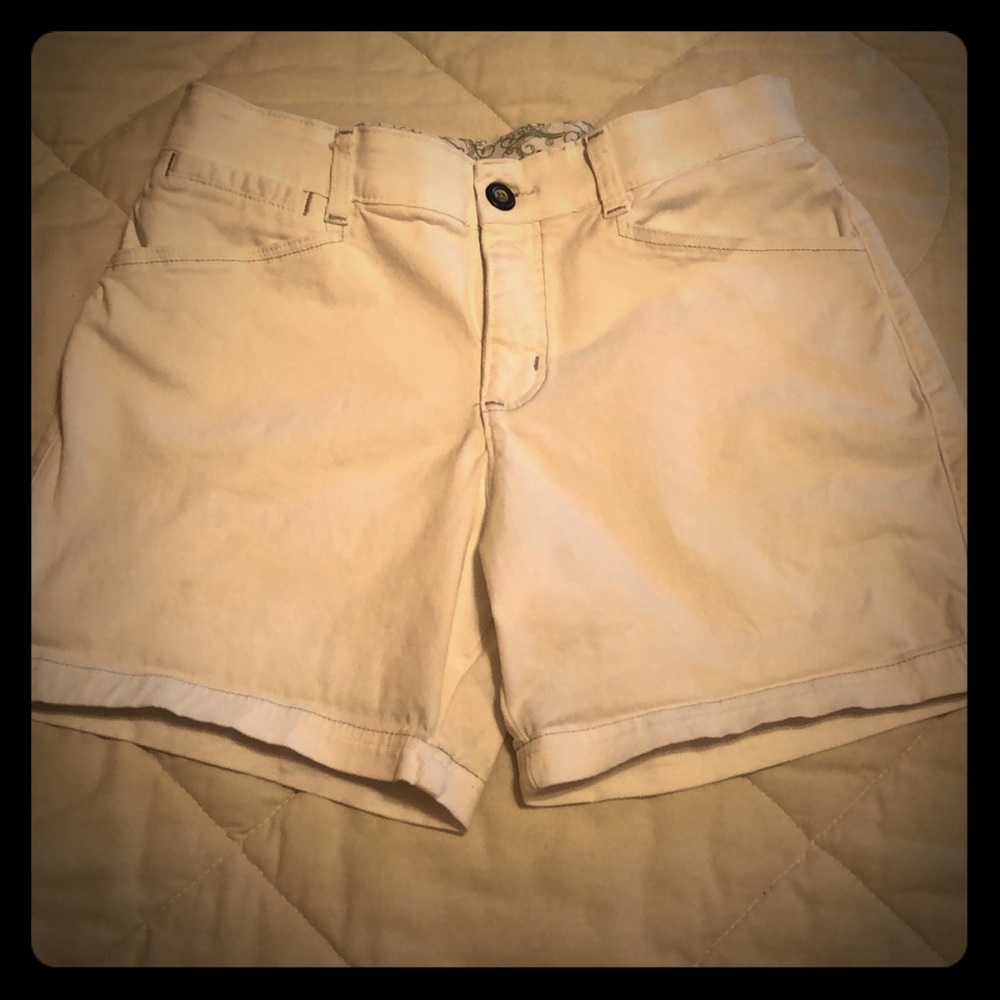 Lee’s comfort white shorts in size 8 / Medium